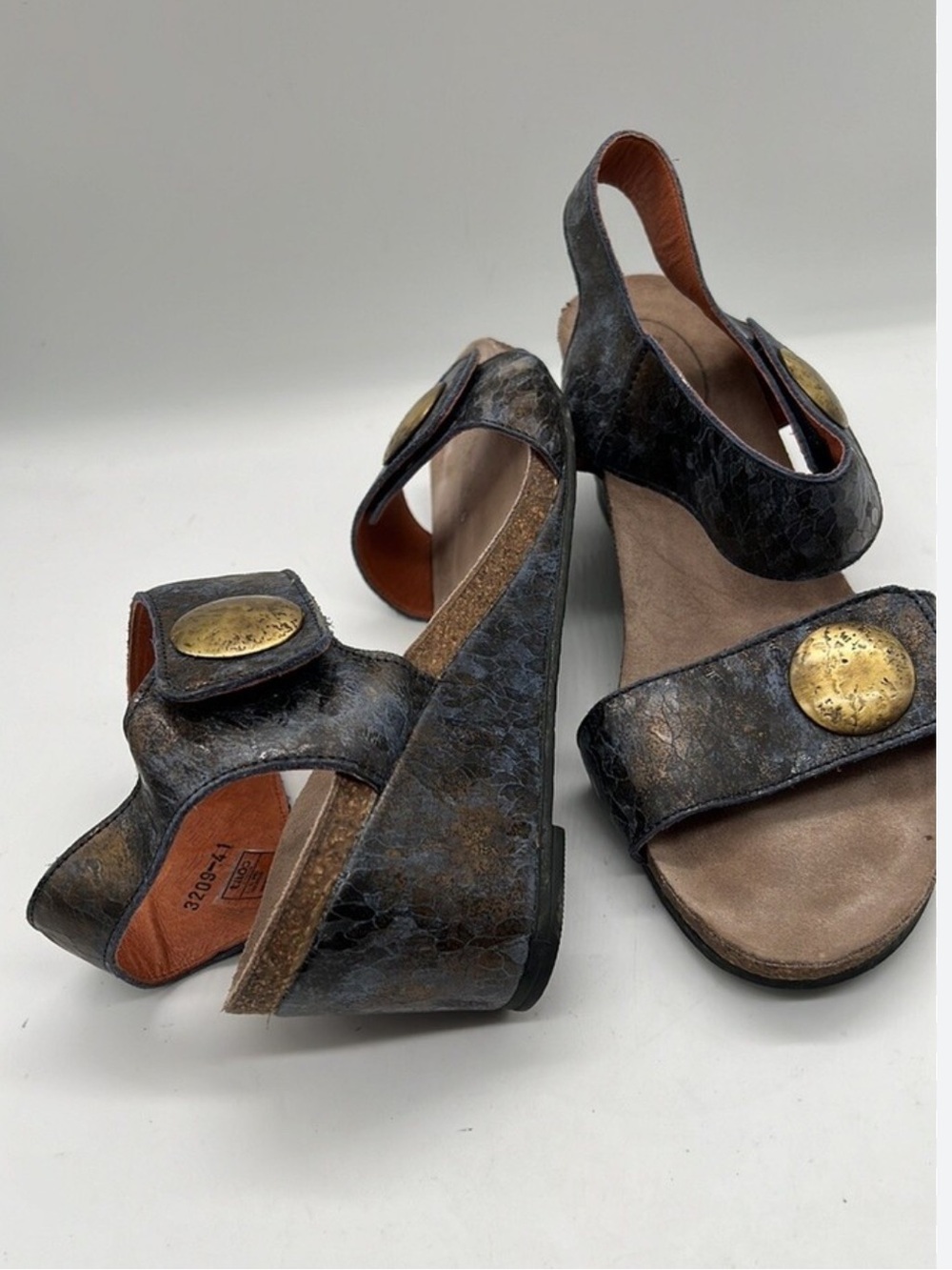 Taos Footwear Metallic Navy and Bronze Slingback Sandals Gold Medallions R $190